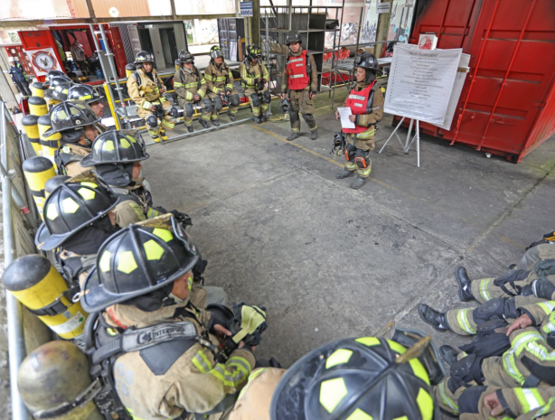 Capacitación de control de incendios en recintos cerrados