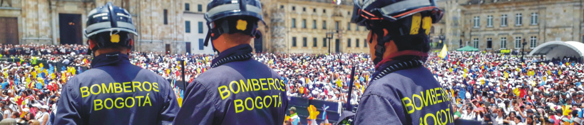 tres bomberos realzan acompañamiento en un evento