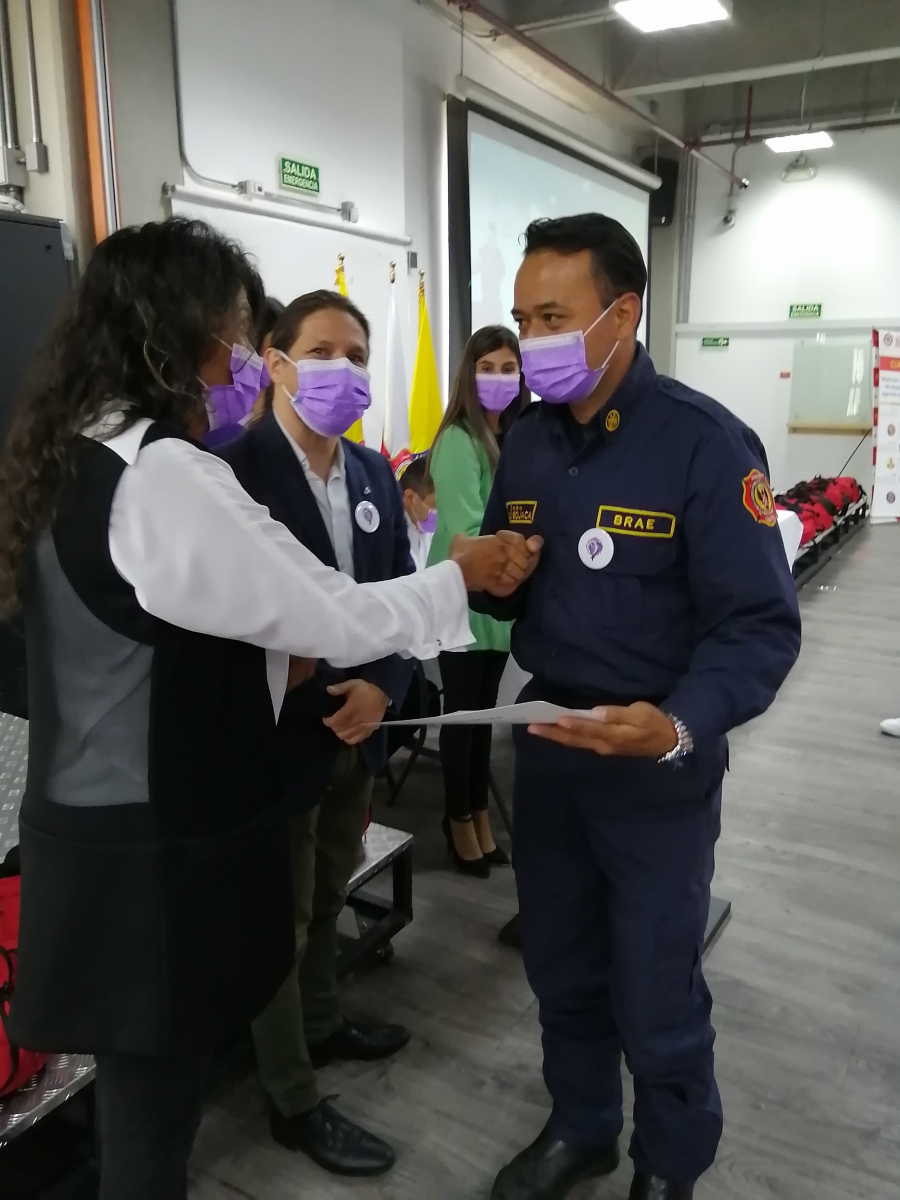 Bombero recibiendo diploma de directivos 