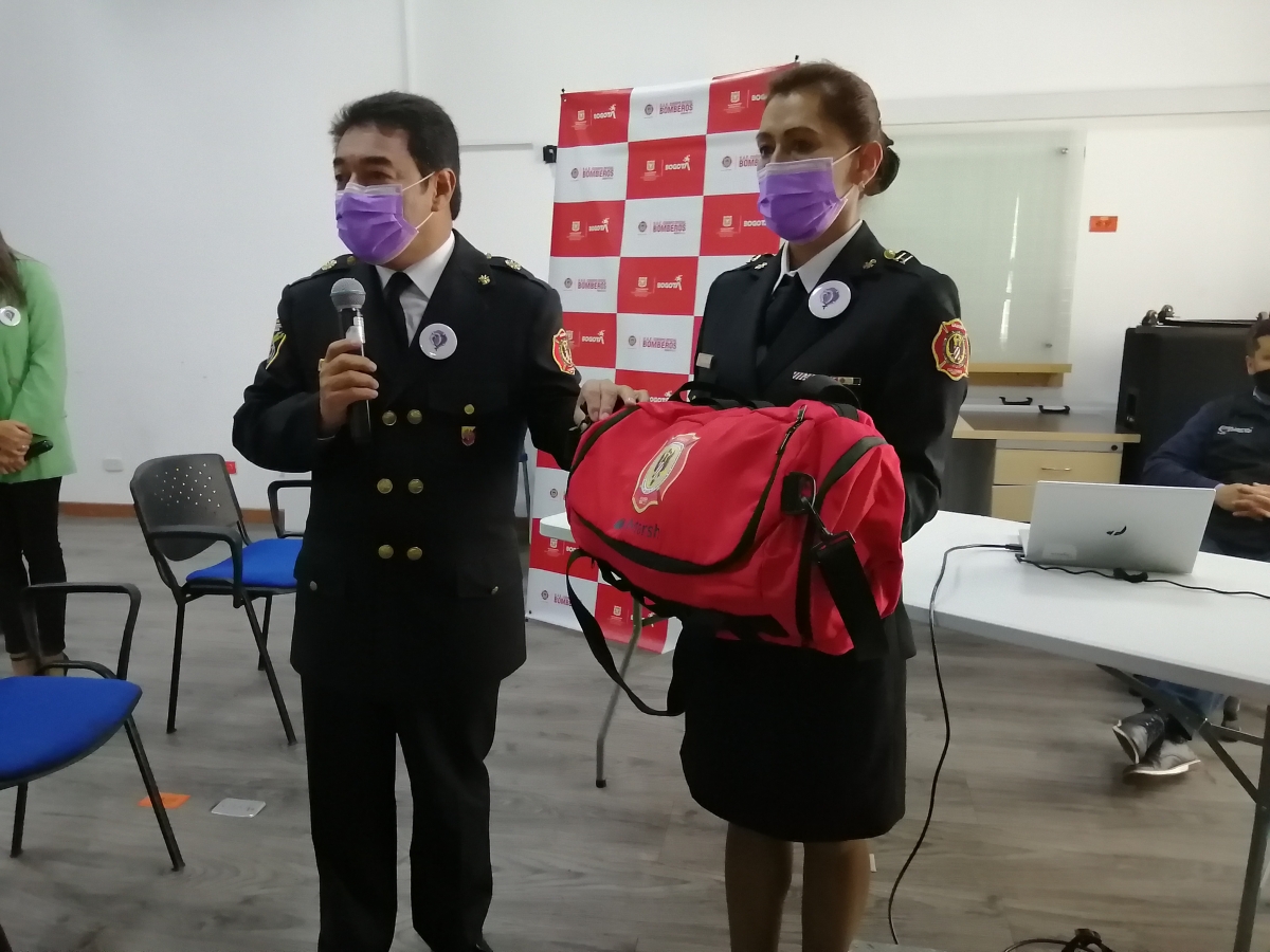 Bomberos hablando sobre la certificación en Manejo de Lesiones por Ataques con Agentes Químicos