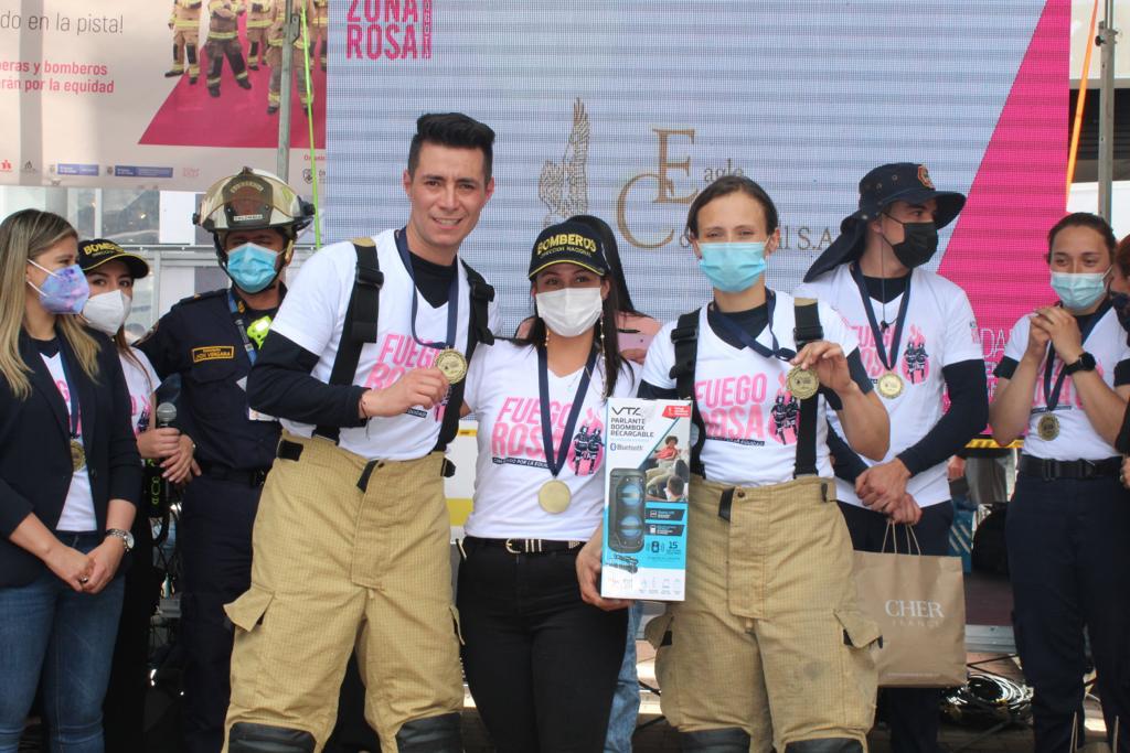 Grupo de bomberos recibiendo el 3er puesto en la carrera