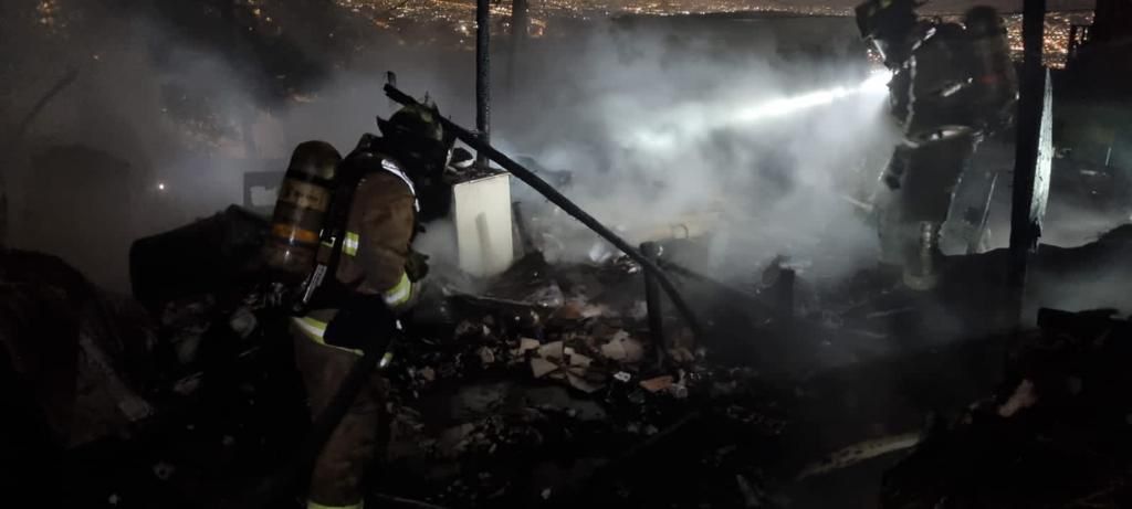 Bomberos controlan incendio estructural 