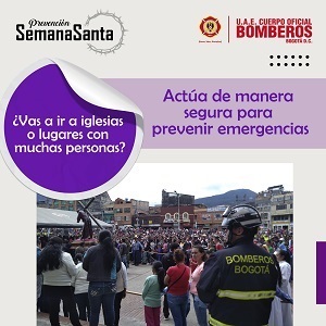 Bomberos acompañando a muchas personas en iglesia