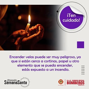 persona levantando una vela en medio de sus manos