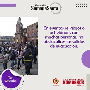 Bomberos acompañando procesión en iglesia
