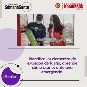 Bombero revisando extintor con una mujer ciudadana