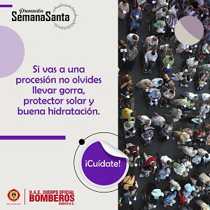 muchas personas en una procesión 