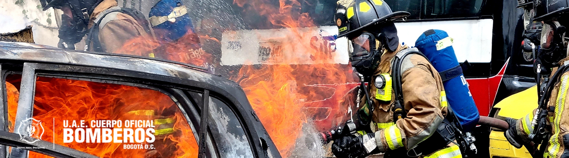 Bomberos apagando incendio en vehículo