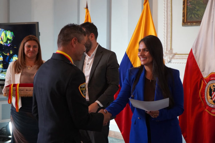 Bogotá condecoró a bomberos que salvaron vidas en Venezuela