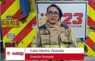 Mujer bombero hablando 