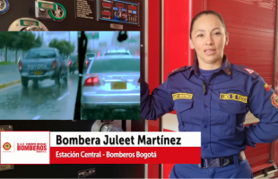 Bombera hablando sobre prevención