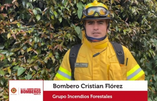 Bombero explicando la importancia de cuidar nuestros cerros