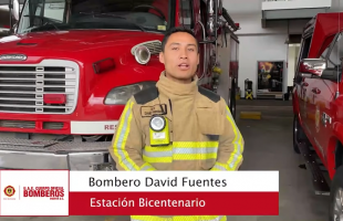 Bombero hablando de prevención