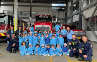 Niños y Bomberos en la estación