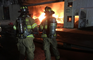 Bomberos apagando un incendio 