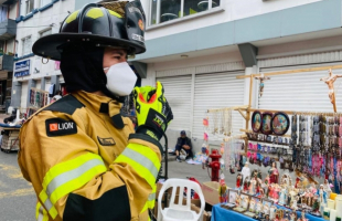 Bombero con radio en la mano derecha