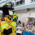 Bombero con radio en la mano derecha