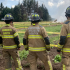 Cuatro Bomberos viendo la destrucción de pólvora