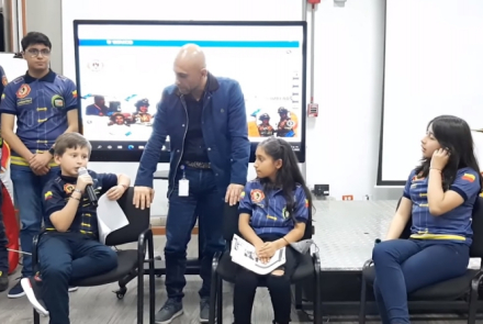 Niños hablando sobre prevención