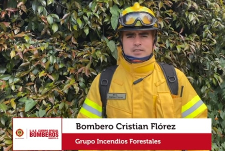Bombero explicando la importancia de cuidar nuestros cerros