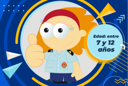 Niña de bomberitos con mano levantada 