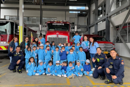 Niños y Bomberos en la estación