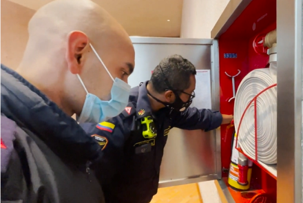 Bombero realizando inspección 