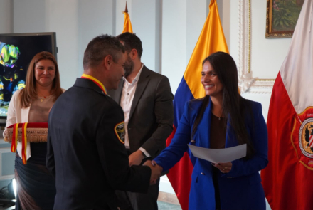 Bogotá condecoró a bomberos que salvaron vidas en Venezuela